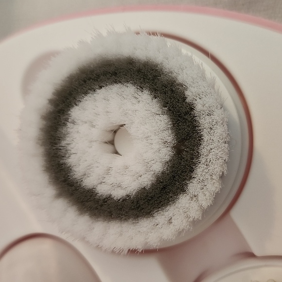 Four Piece Professional Grooming and Facial Cleansing System Set - Picture 7 of 17